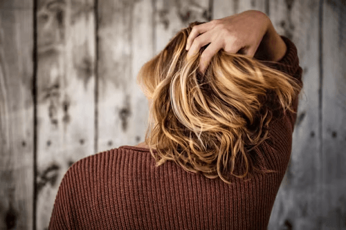 Jeune fille blonde après une mésothérapie capillaire