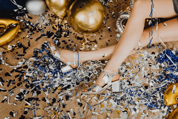 Une femme avec des belles jambes pour le nouvel an grâce aux soins de médecine esthétique